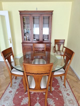 Conjunto salón madera vitrina, librería y sillas