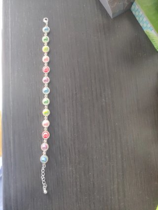Pulsera plateada con abalorios multicolor