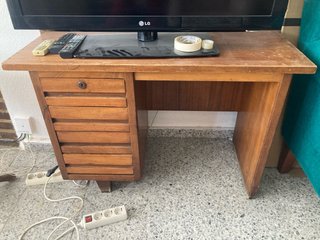 Mueble de madera para TV o escritorio