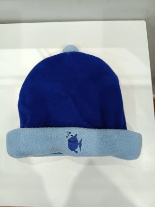 Gorro infantil azul con pez