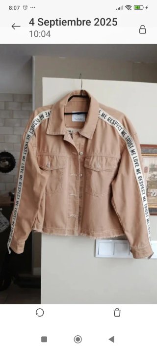 Cazadora Bershka beige con texto
