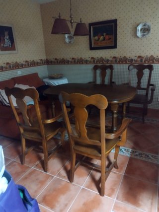Conjunto de Mesa y 4 Sillas de Madera