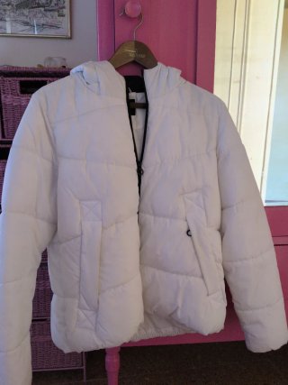 Anorak de mujer color blanco con capucha