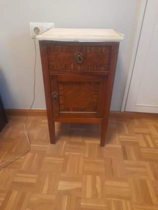 Mesita de noche de madera y mármol
