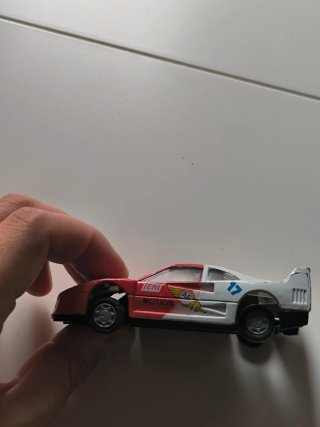 Coche a escala rojo con pegatinas