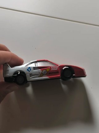 Coche a escala rojo con pegatinas