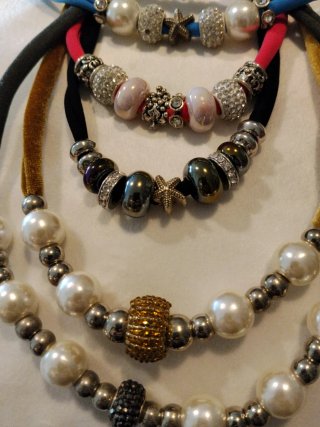 Lote 6 collares/pulseras licra, perlas, pedrería