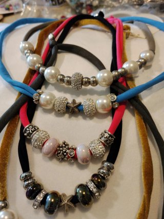 Lote 6 collares/pulseras licra, perlas, pedrería