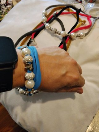 Lote 6 collares/pulseras licra, perlas, pedrería