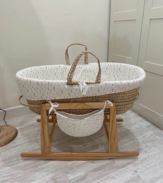Moisés Cesta Mimbre con Soporte Madera. CucosBaby