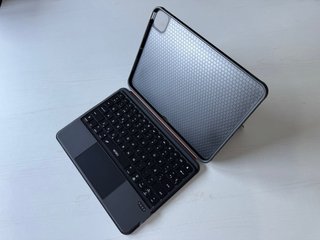 Funda con Teclado WIWU para iPad Pro 11