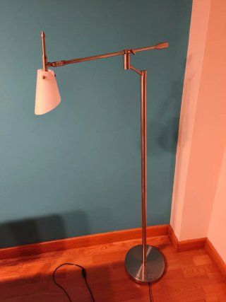 Lámpara de pie metálica articulada