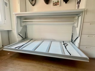 Cama abatible horizontal con escritorio integrado