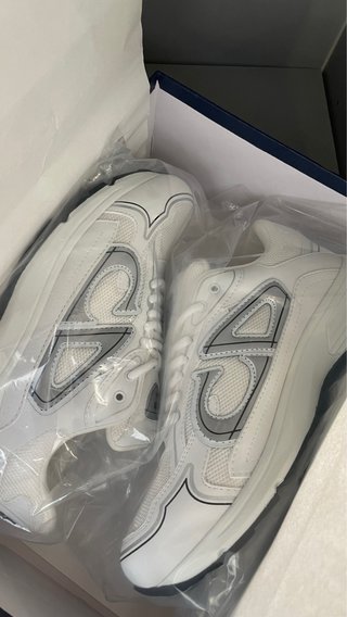 Zapatillas CD Blancas y Plateadas Deportivas