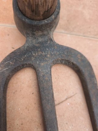 Tridente de jardín antiguo pequeño sin mango