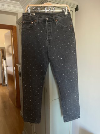 Pantalón vaquero gris con tachuelas