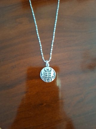 Cadena de plata con colgante de símbolos