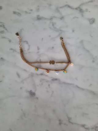 Pulsera de acero dorado con abalorios