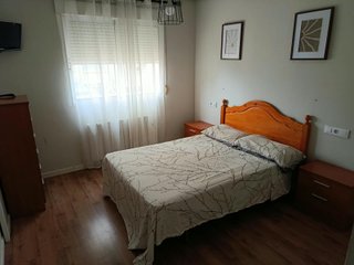 Mobiliario completo: Sofá, mesa, sillas y cama
