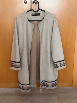 Zara Chaquetón Beige con Bordados y Flecos