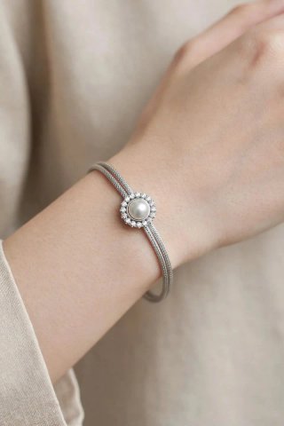 Pulseira com Pérola e Detalhes em Strass