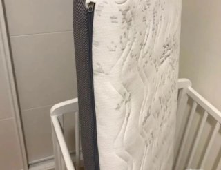 Cuna de madera blanca