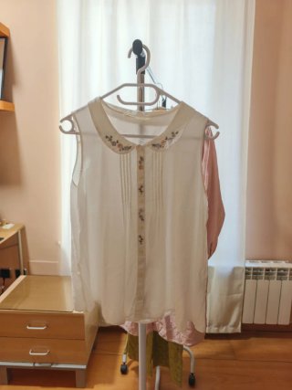 Blusa blanca sin mangas con bordados