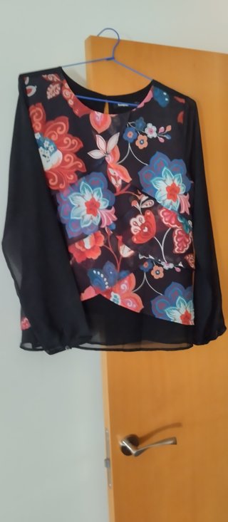 Blusa estampada floral manga larga