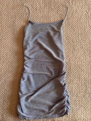 Vestido corto azul con brillos