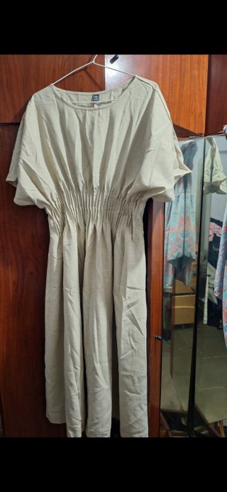 Vestido Beige con Cintura Fruncida