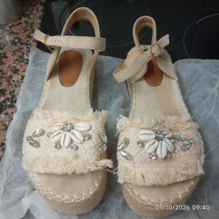 Sandalias cuña beige conchas y pedrería