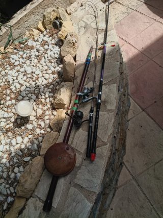 3 cañas de pescar con carretes