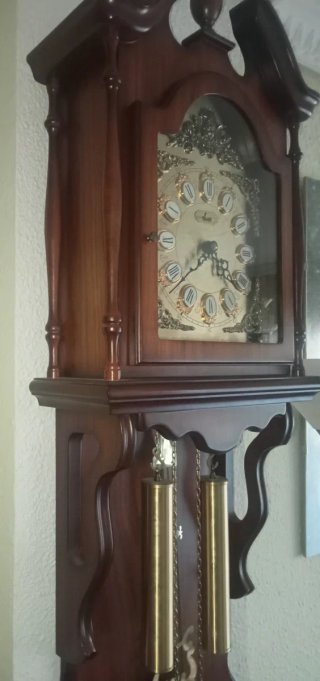 Reloj de pared antiguo de madera