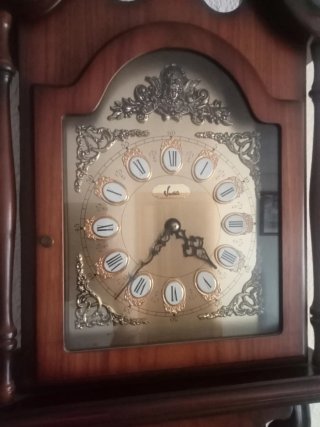 Reloj de pared antiguo de madera