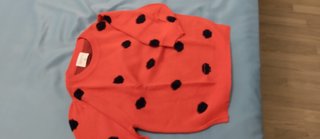 Jersey rojo con puntos negros