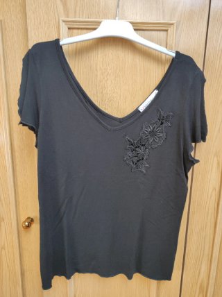 Camiseta Negra con Detalle Floral