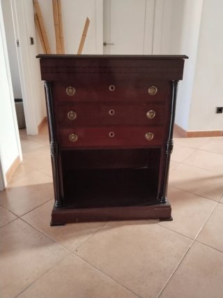 Mueble de madera con 3 cajones