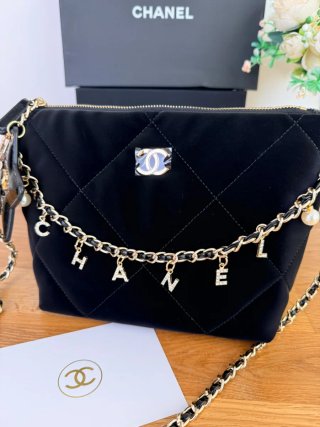 Borsa Chanel nera con dettagli dorati