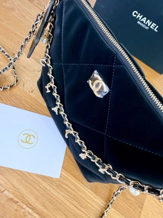 Borsa Chanel nera con dettagli dorati