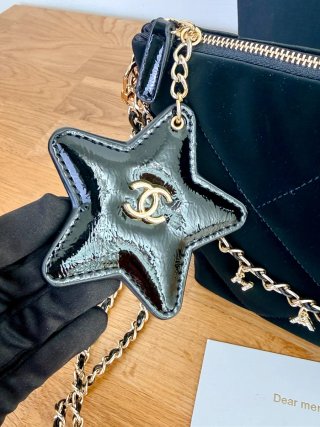 Borsa Chanel nera con dettagli dorati