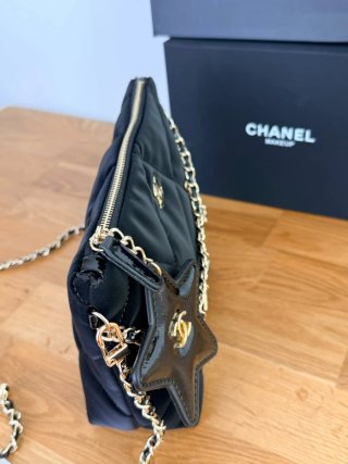 Borsa Chanel nera con dettagli dorati