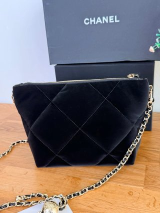 Borsa Chanel nera con dettagli dorati
