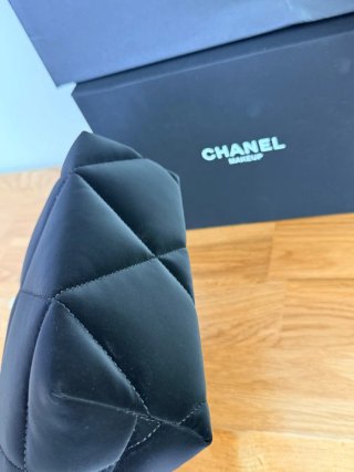 Borsa Chanel nera con dettagli dorati