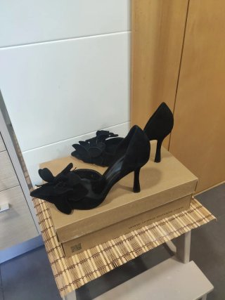 Zapatos de tacón negros con flor