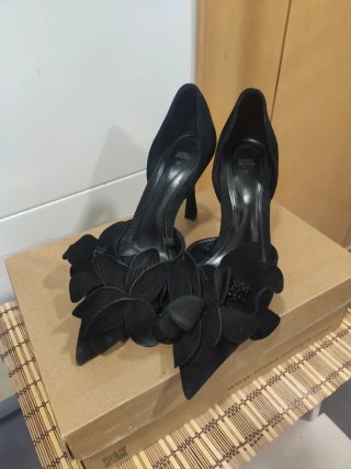 Zapatos de tacón negros con flor