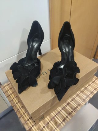 Zapatos de tacón negros con flor