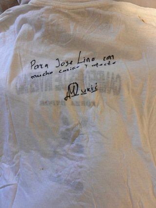 Camiseta blanca con dedicatoria firmada