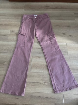 Pantalones cargo rosas acampanados