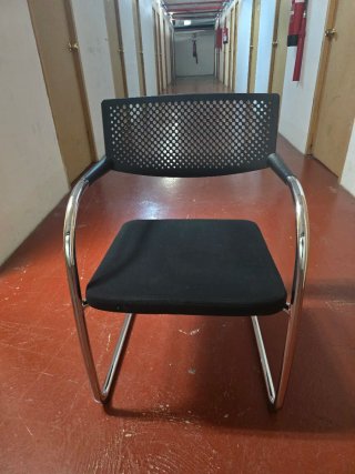 Silla de oficina/reuniones negra y plateada