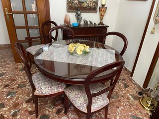 Mesa de comedor redonda de madera y cristal
